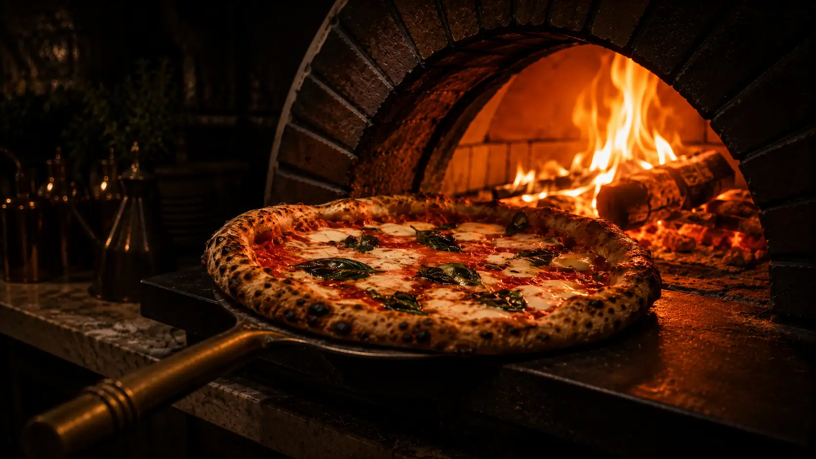 Pizza neapolitańska przed piecem opałowym